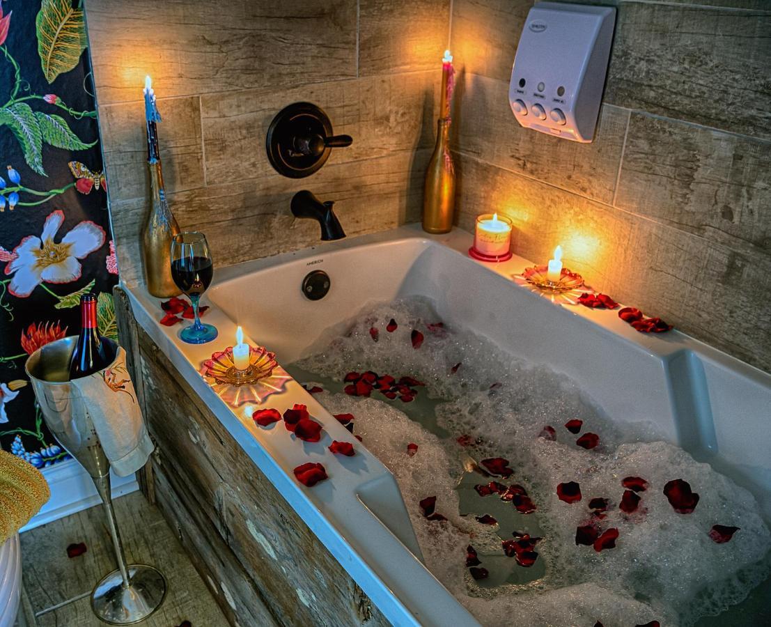 Chateau Royale, Pet Friendly, On Bayou, Downtown! Нью-Иберия Экстерьер фото